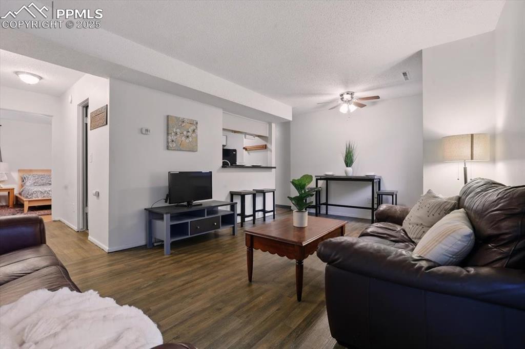 Image 4 of 21: Living Room