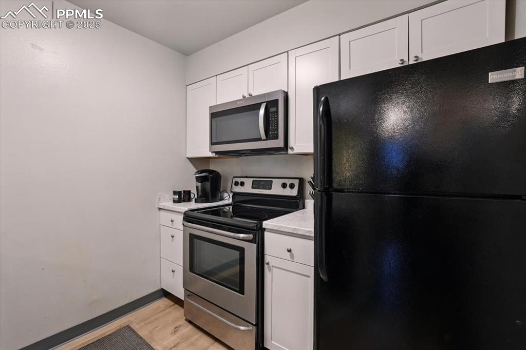 Image 6 of 21: Kitchen
