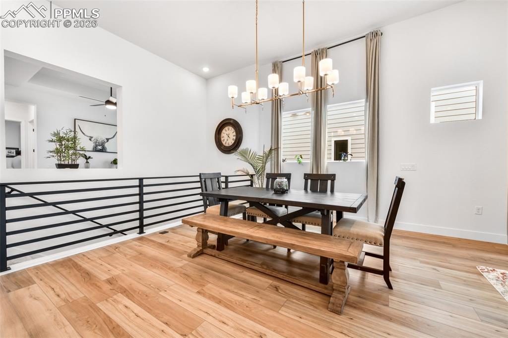 Image 10 of 50: Dining Area