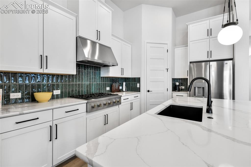 Image 17 of 50: Living Room