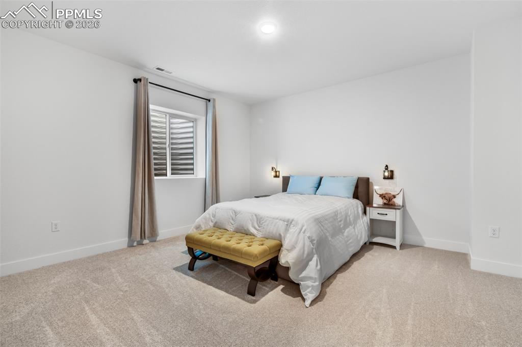 Image 36 of 50: Bedroom