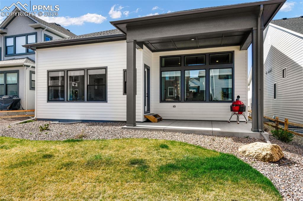 Image 39 of 50: Bedroom