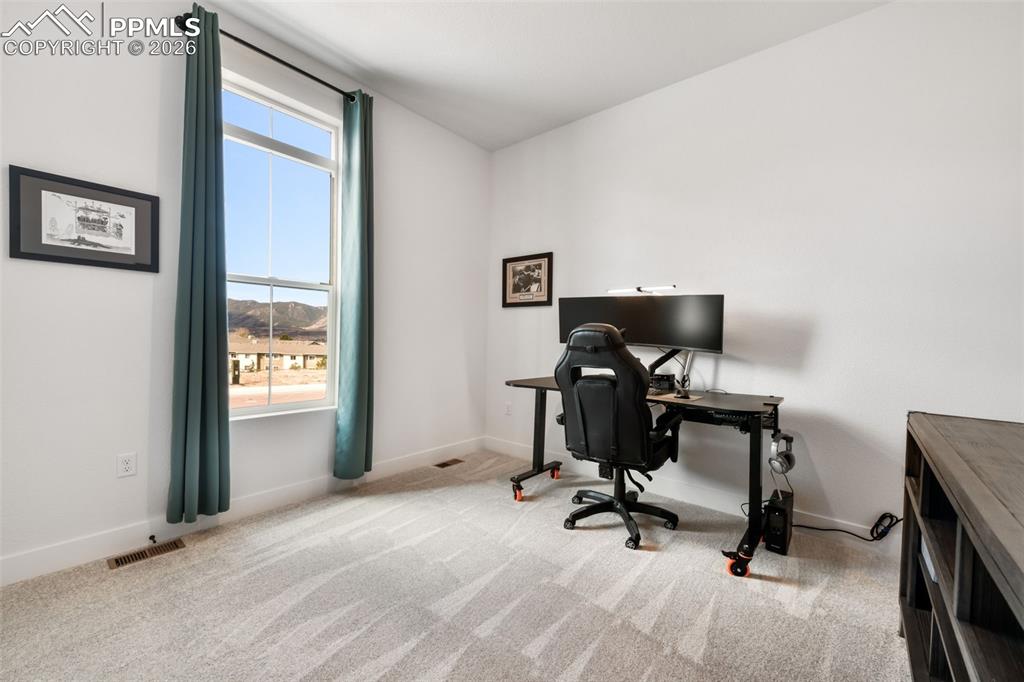 Image 4 of 50: Sitting Room