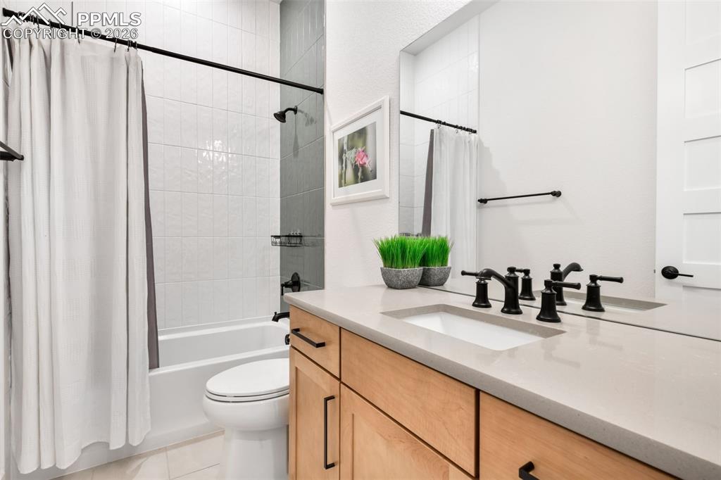 Image 6 of 50: Sitting Room