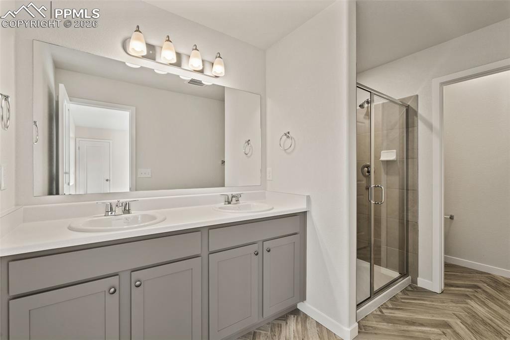 Image 15 of 19: Bathroom