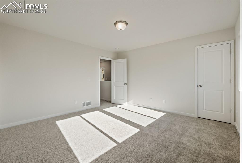 Image 16 of 19: Bedroom