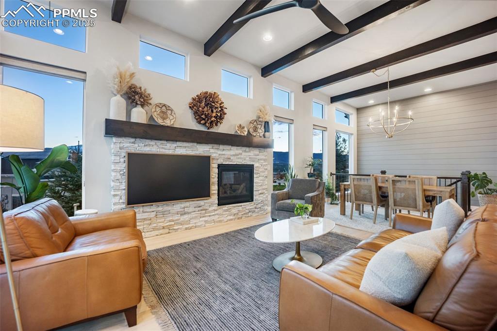 Image 7 of 50: Living Room