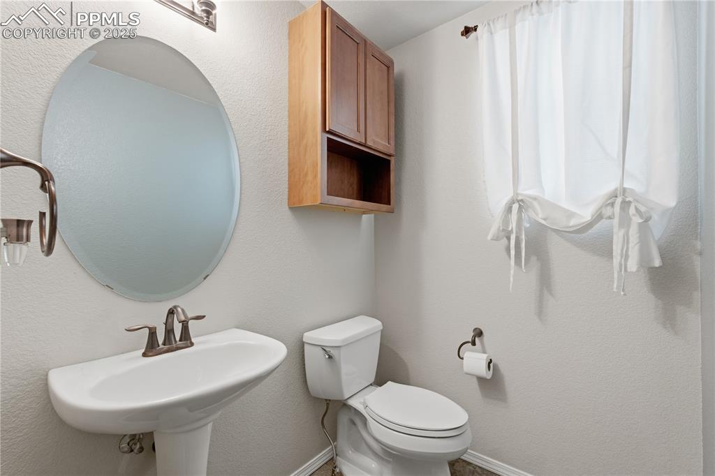 Image 14 of 42: Half bathroom 