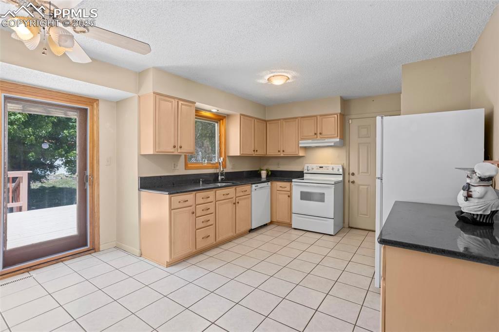 Image 11 of 25: Kitchen