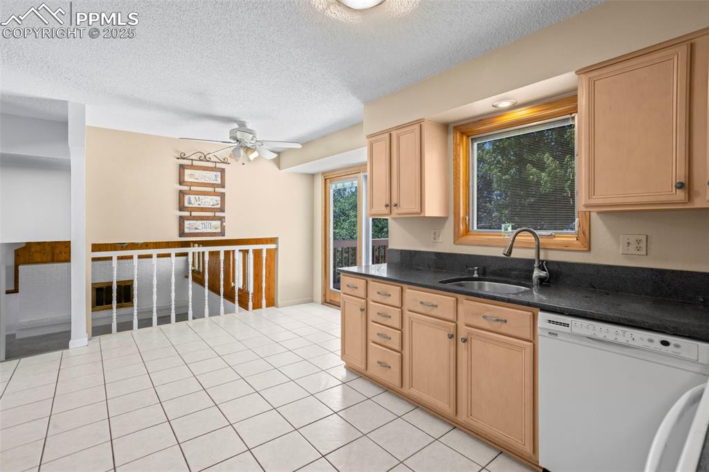 Image 13 of 25: Kitchen