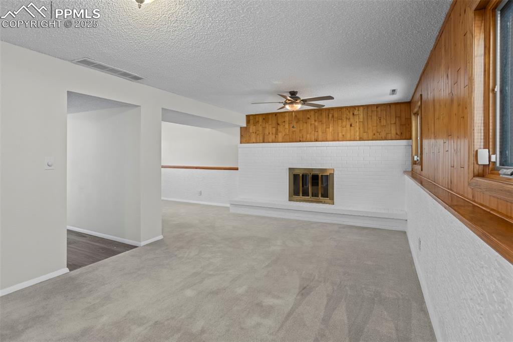 Image 16 of 25: Living Room