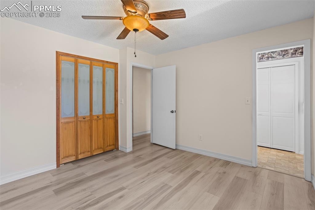 Image 18 of 25: Bedroom