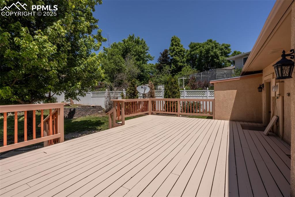 Image 19 of 25: Deck