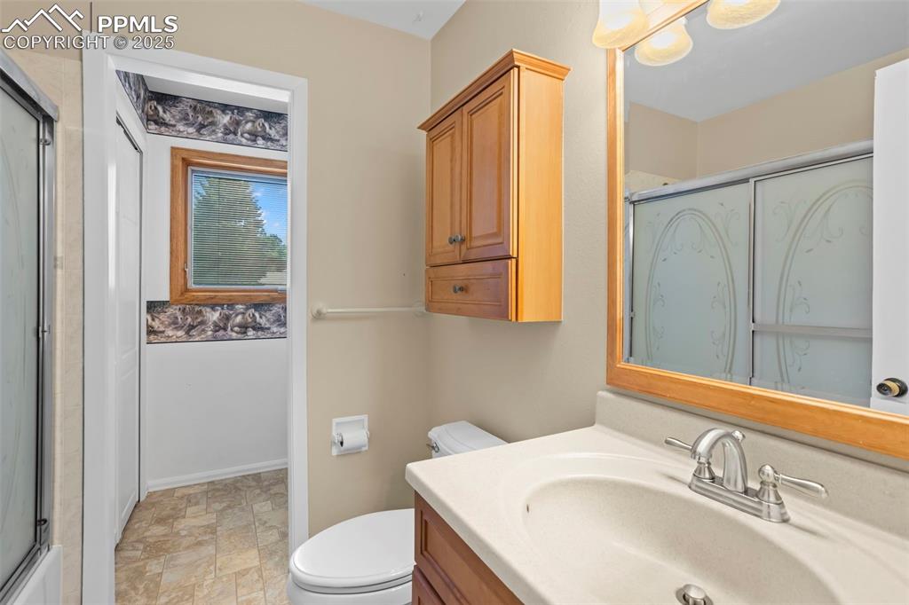 Image 21 of 25: Bathroom