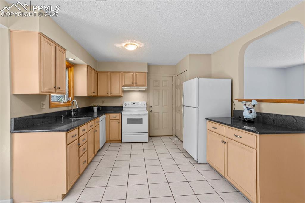 Image 8 of 25: Kitchen