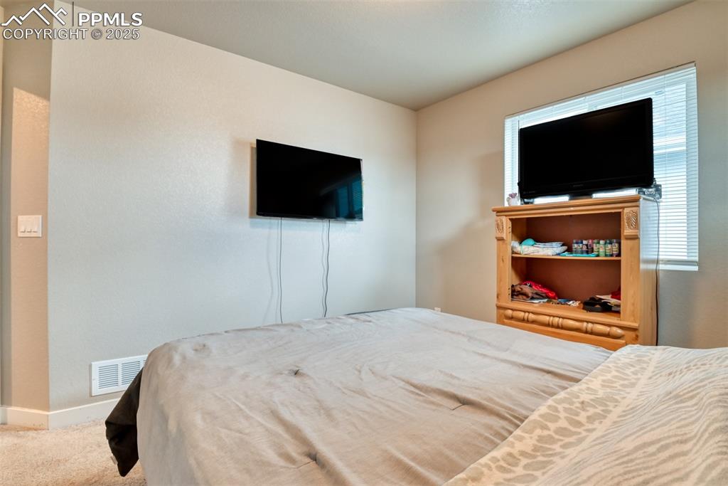 Image 18 of 26: Bedroom