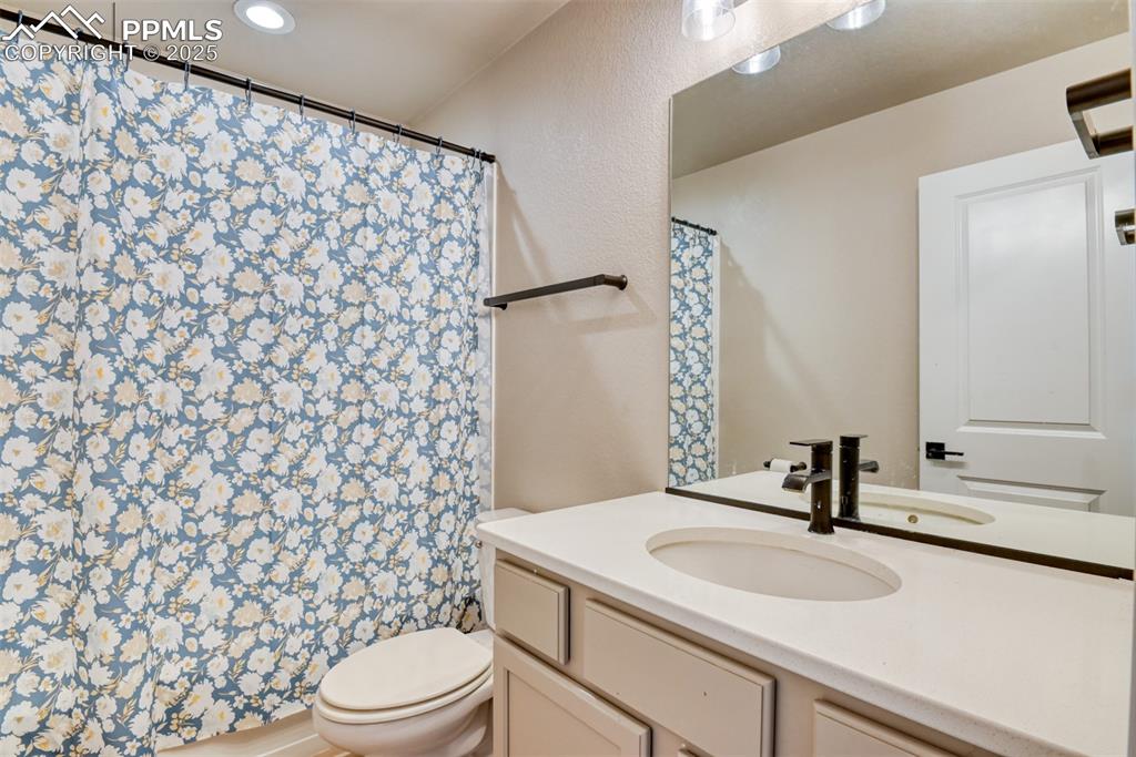 Image 19 of 26: Bathroom
