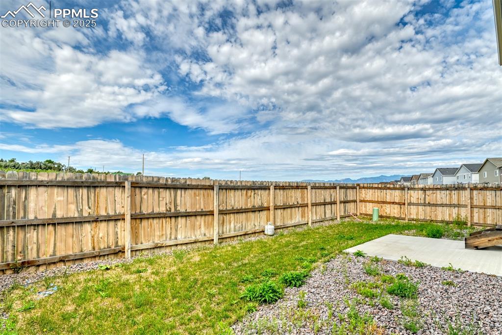Image 24 of 26: Yard