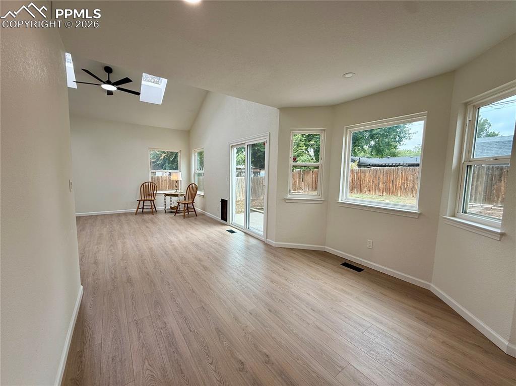 Image 7 of 29: Dining Area