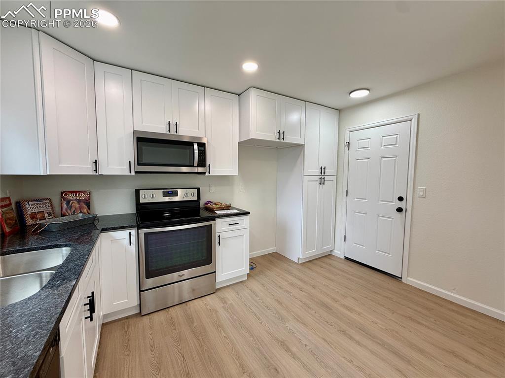 Image 9 of 29: Kitchen Area