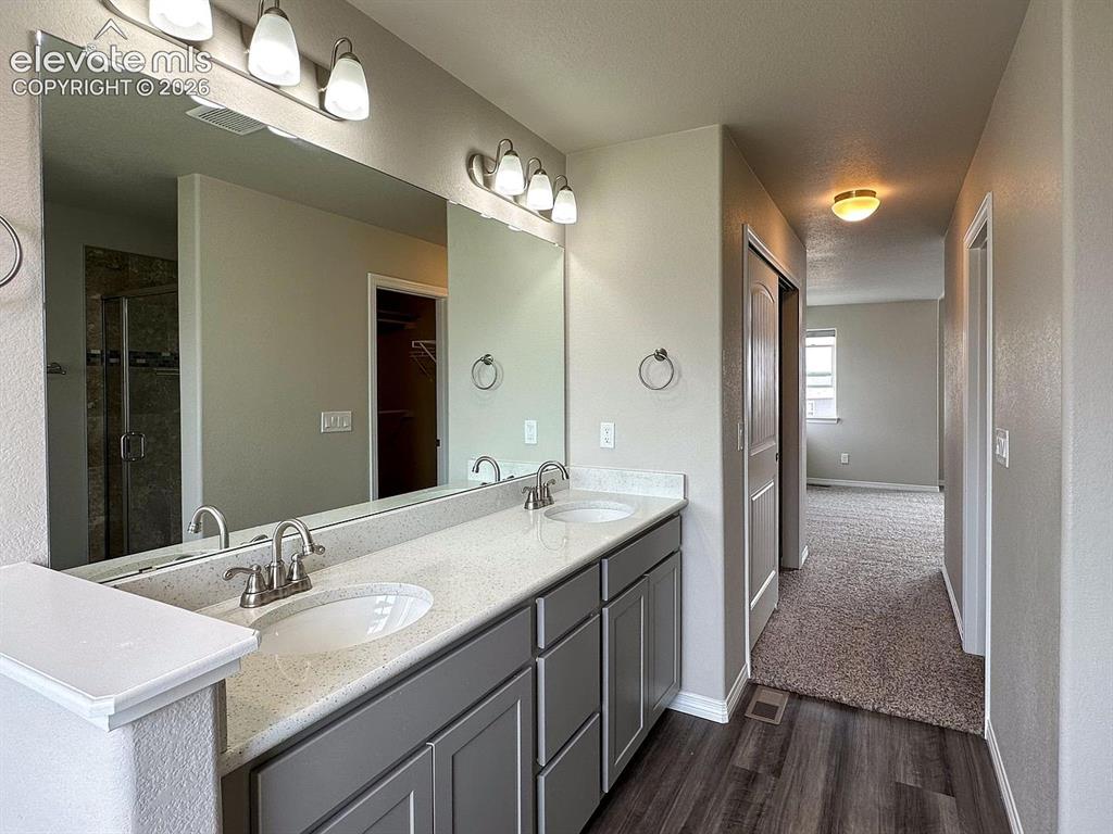 Image 16 of 30: Bathroom