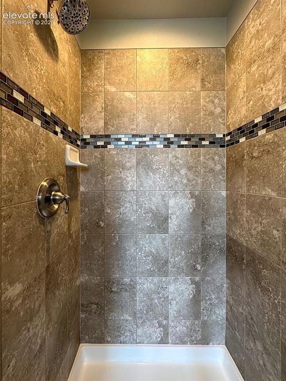 Image 17 of 30: Bathroom