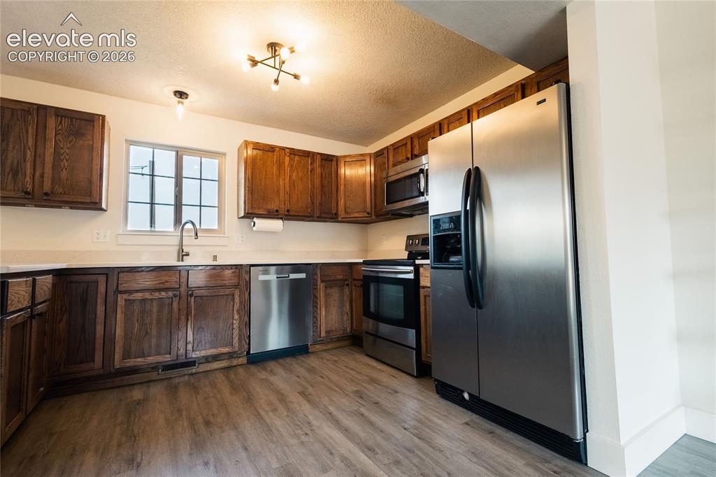 Image 10 of 32: Kitchen