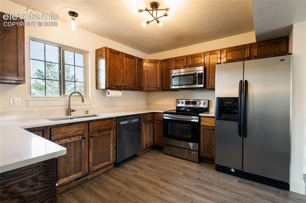 Image 11 of 32: Kitchen