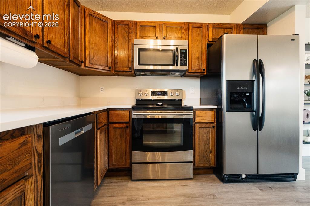 Image 12 of 32: Kitchen