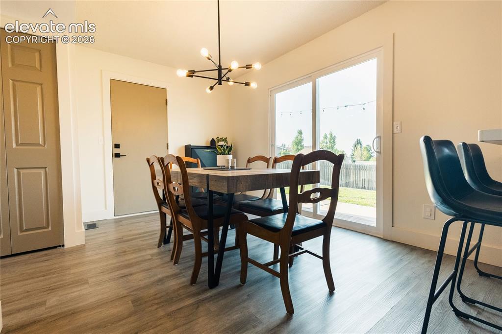Image 14 of 32: Dining Area
