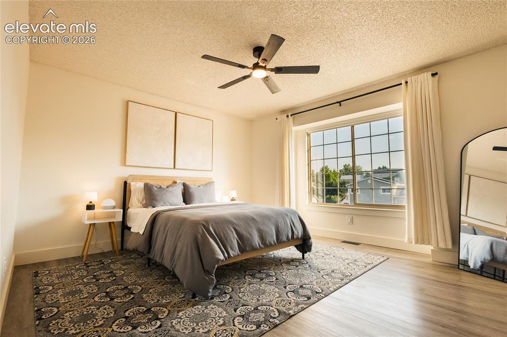 Image 16 of 32: Bedroom