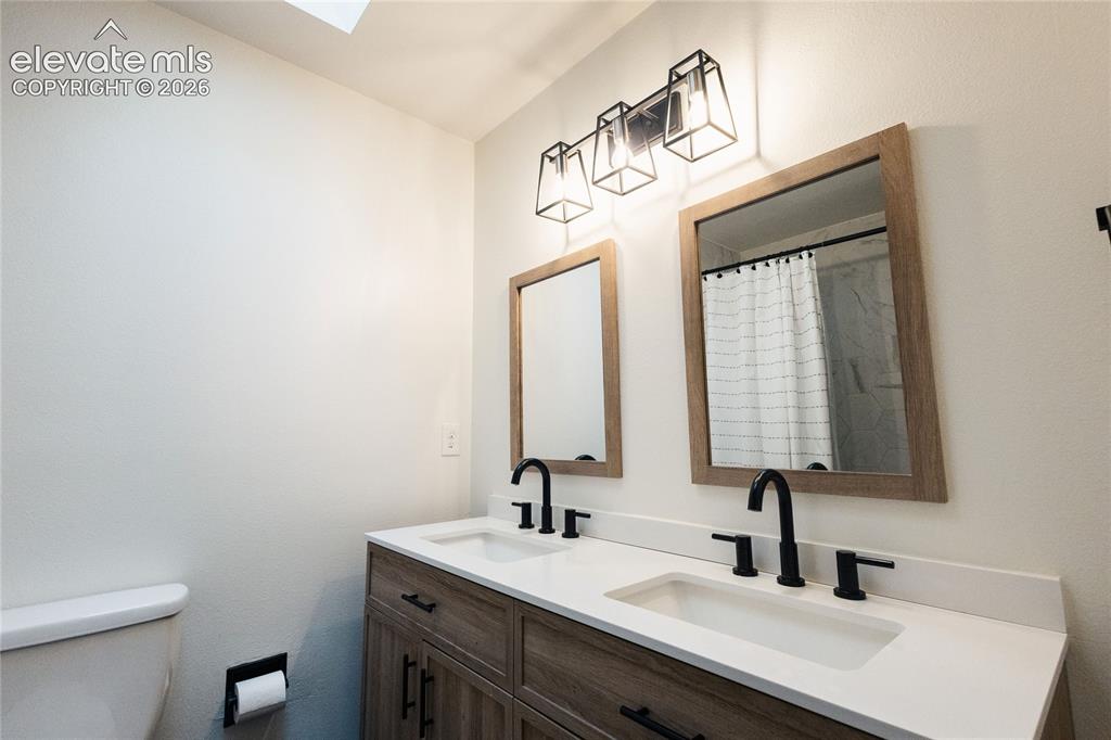 Image 18 of 32: Bathroom