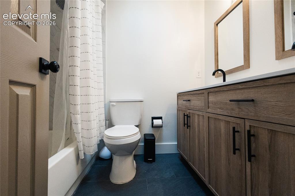 Image 19 of 32: Bathroom