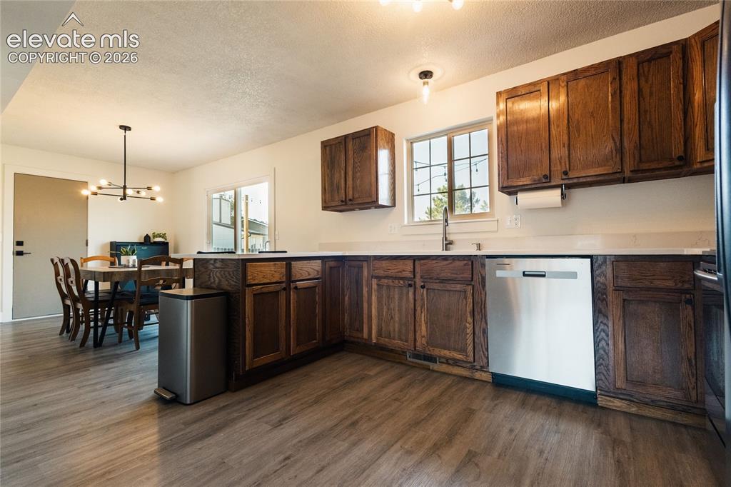 Image 9 of 32: Kitchen