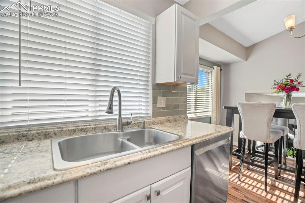 Image 14 of 43: Kitchen