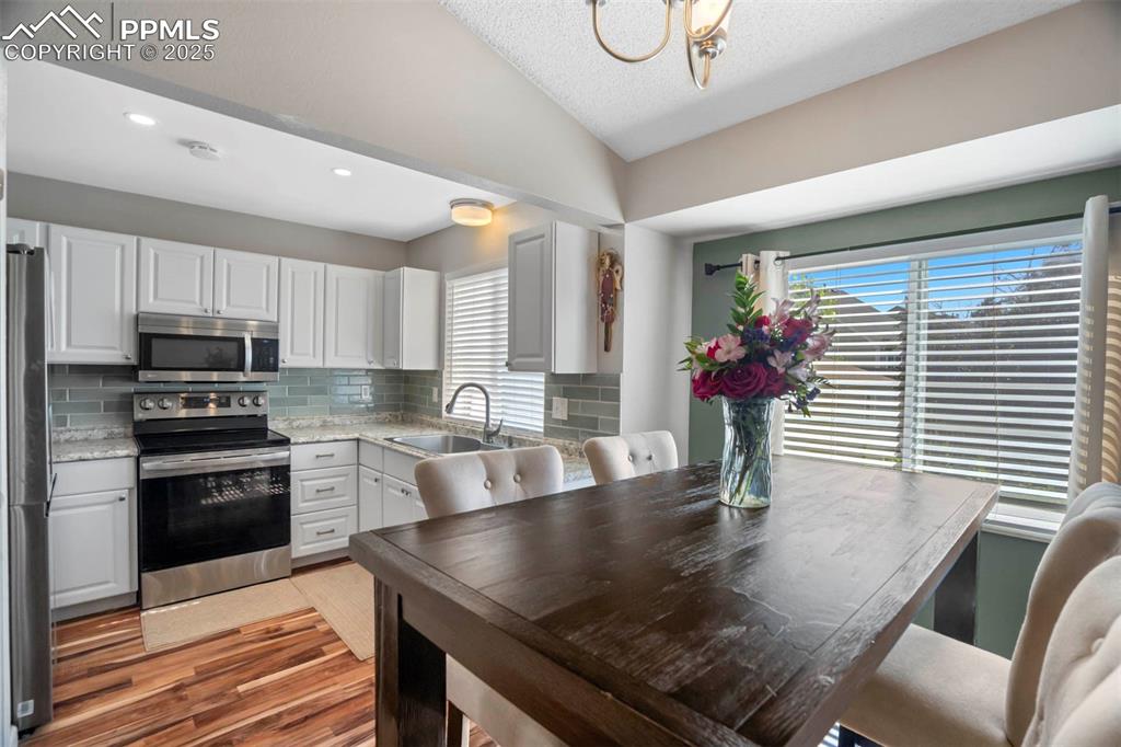 Image 16 of 43: Kitchen