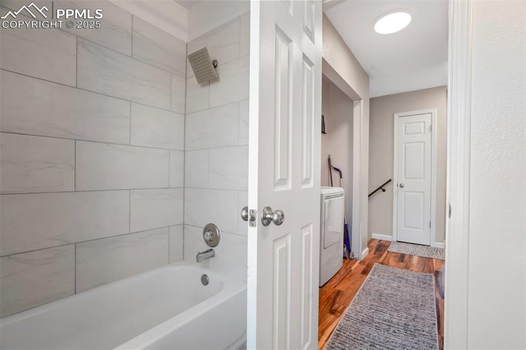 Image 30 of 43: Bathroom