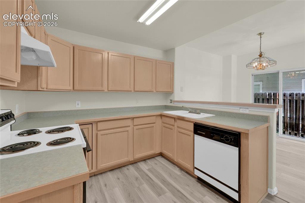Image 3 of 30: Kitchen