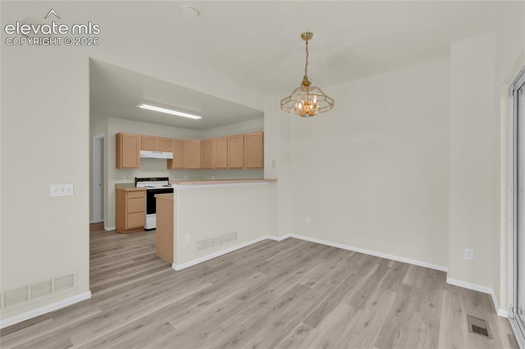 Image 7 of 30: Dining Room