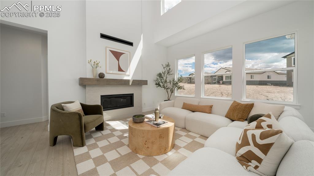 Image 10 of 32: Living Room