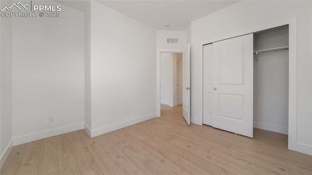 Image 11 of 32: Bedroom