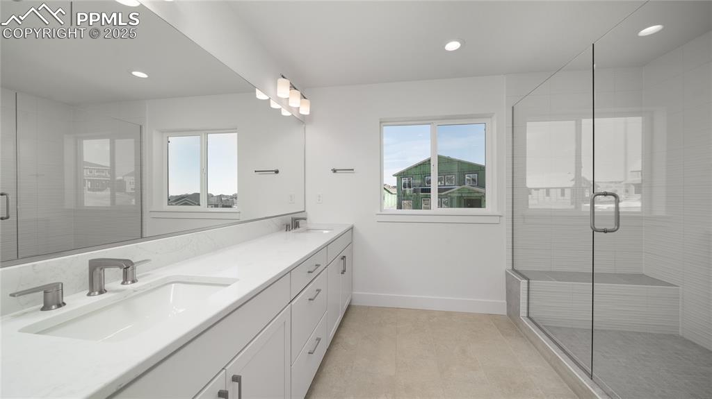 Image 17 of 32: Bathroom