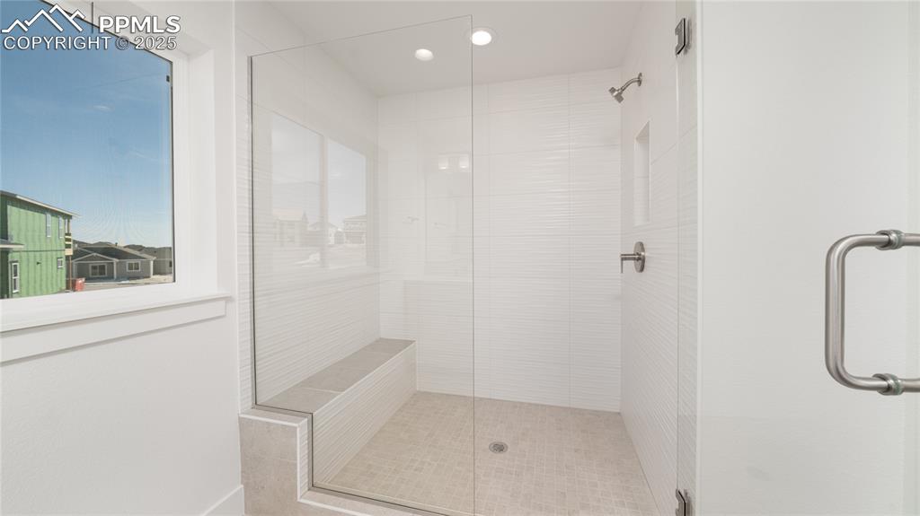 Image 18 of 32: Bathroom