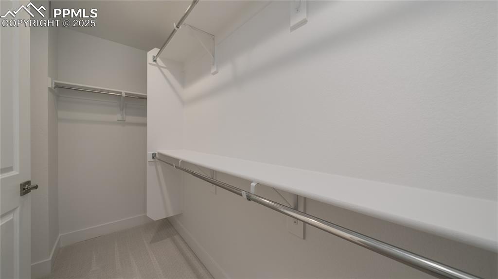 Image 19 of 32: Closet