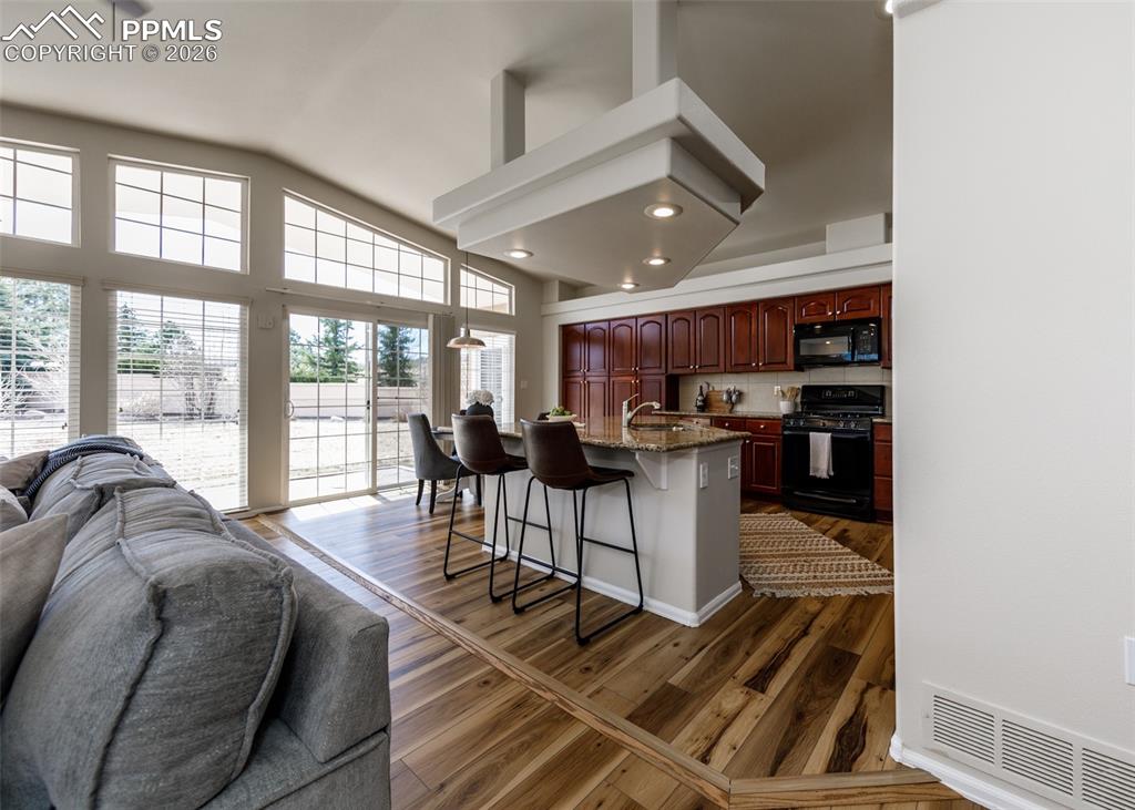 Image 10 of 39: Kitchen