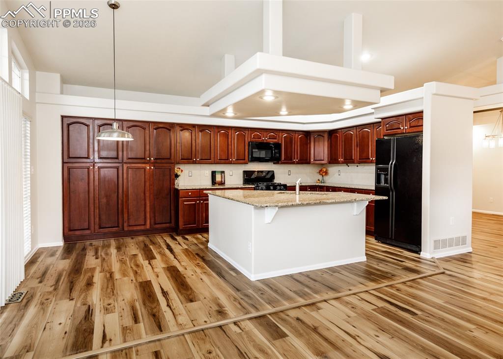 Image 13 of 39: Kitchen