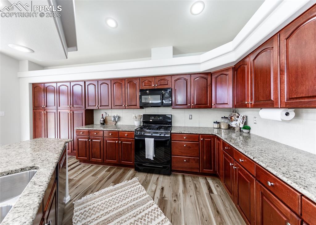 Image 15 of 39: Kitchen