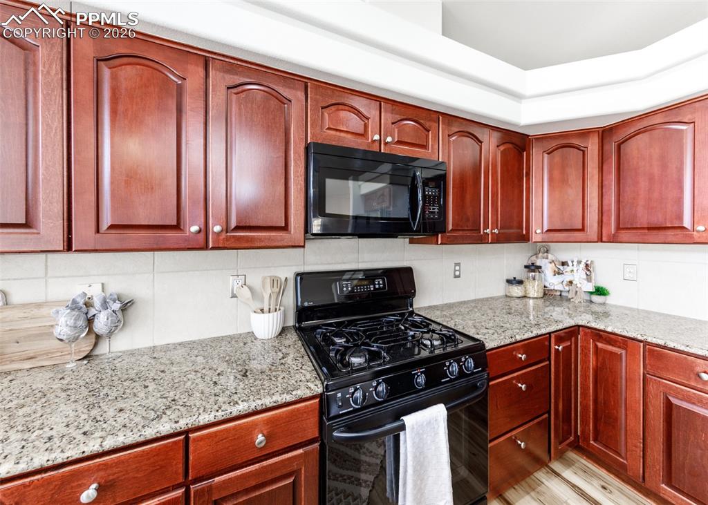 Image 16 of 39: Kitchen