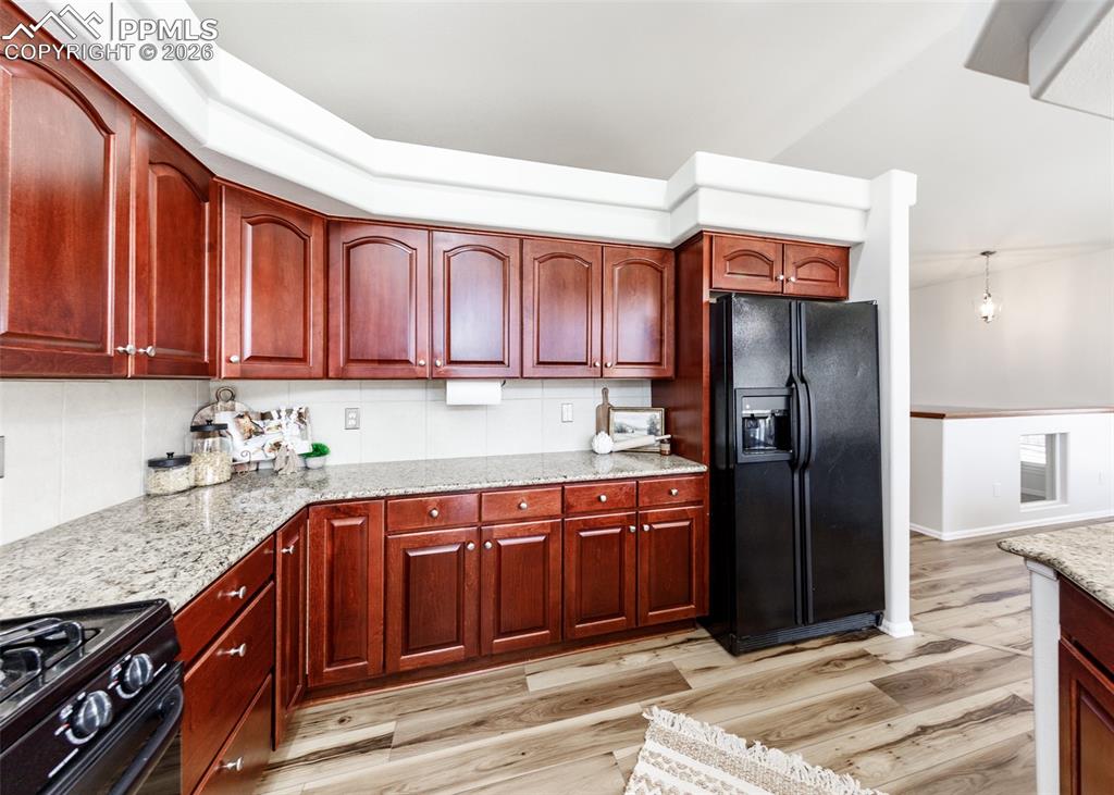 Image 17 of 39: Kitchen