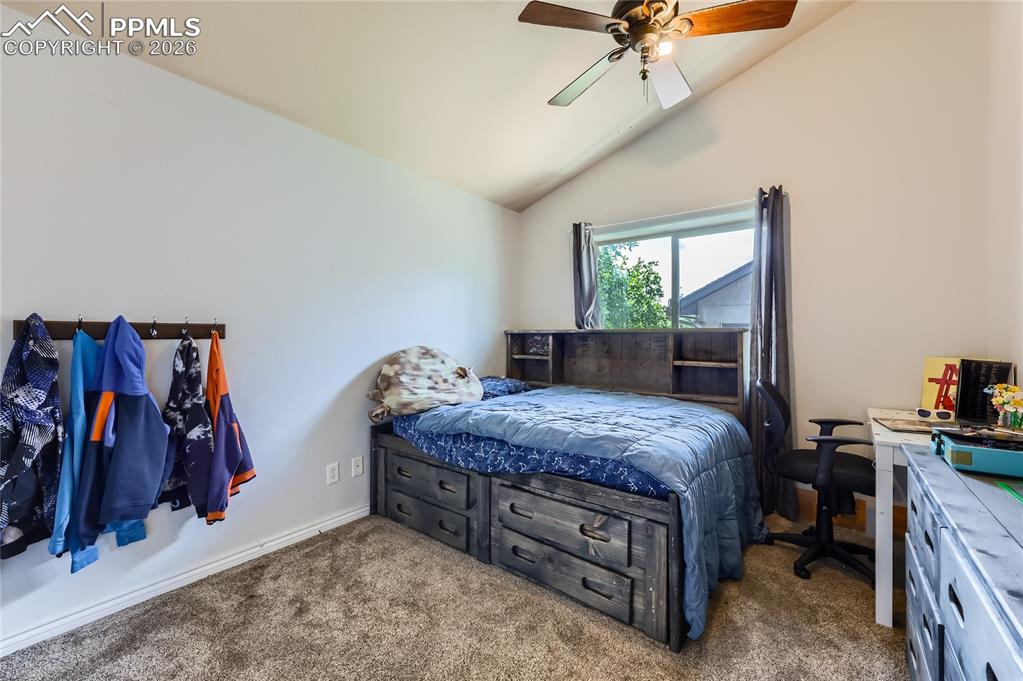 Image 18 of 30: Bedroom